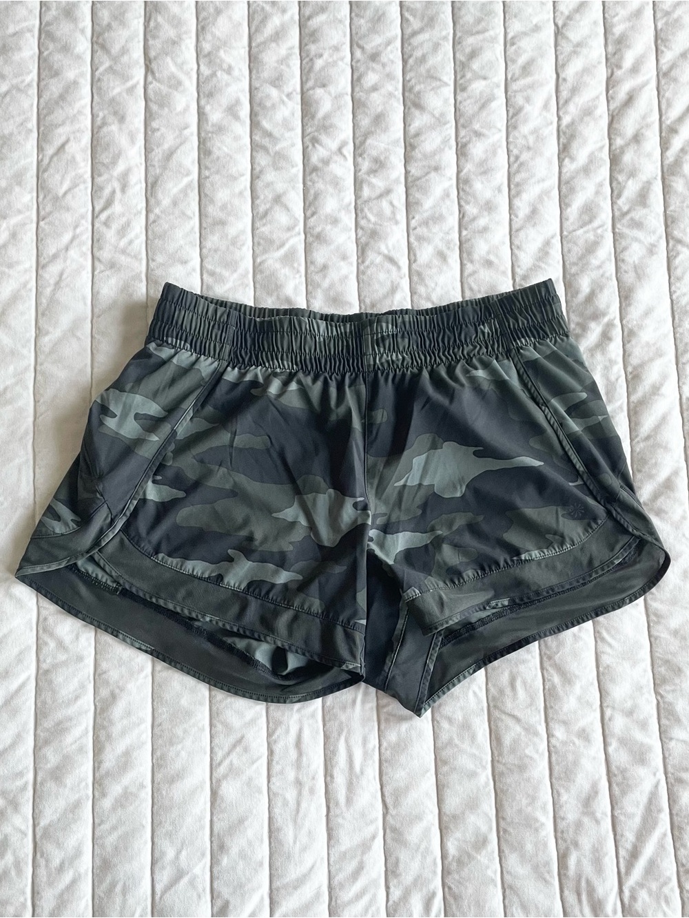 Athleta Mesh Racer Run Shorts 4”
